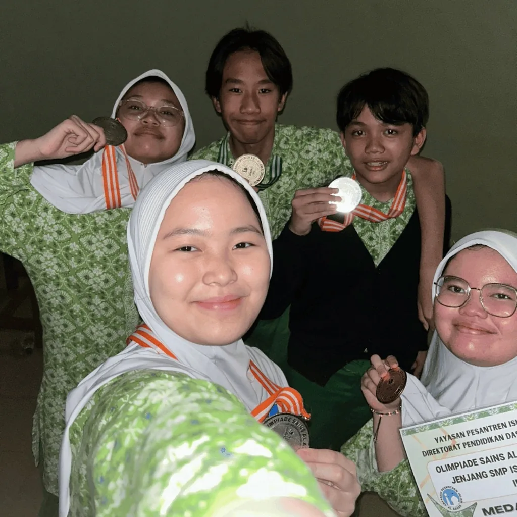 Tim OSA Al-Azhar Pusat dengan medali